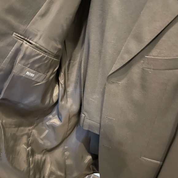 Hugo Boss Mens Suit in Black in 40R. Trousers waist 31 and 30 inches inseam - Picture 2 of 2